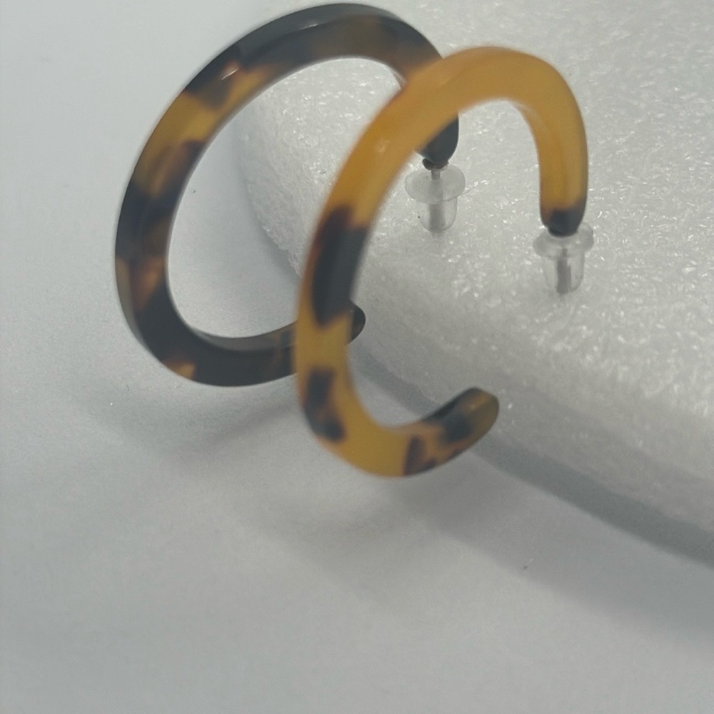 Chic Mismatch Tortoise Shell Hoop Earrings - 1.2" - Brand New - Unique Style - Picture 6 of 16